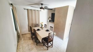 a dining room table with chairs and a ceiling fan at Casa Amplia San Pedro Norte Cerca Fco Montejo in Mérida
