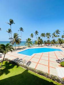 an image of a swimming pool at the beach at Confortable vista al mar in Juan Dolio