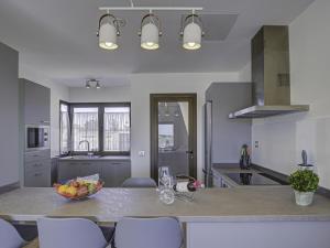 a kitchen with a bowl of fruit on a counter at GuestReady - Luxury Villa with Pool in Antigua
