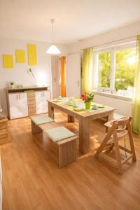 a living room with a wooden table and a kitchen at Fuchs & Hase im "Frau-Holle-Land" in Nentershausen