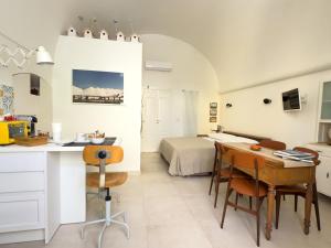 a kitchen and a bedroom with a bed and a table at Ai Sottani B&B Deluxe Suite in Gioia del Colle