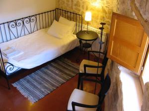 Los Lilos في Pozancos: غرفة نوم بسرير وطاولة وكراسي