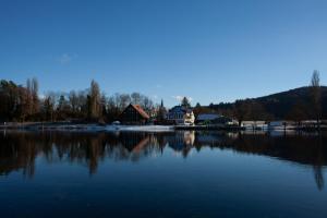a house on the shore of a lake at Atelier am Hochrhein in Büsingen