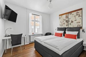 a bedroom with a bed and a desk and a television at Best Western ToRVEhallerne in Vejle +57 photos