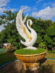 a statue of two swans on top of a birdbath at Worsakornrit Homestay in Bangkok