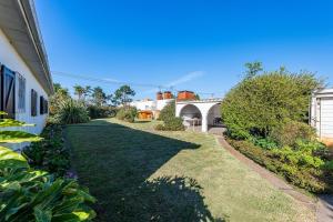 a yard of a house with a lawn at Casa da Torreira in Torreira