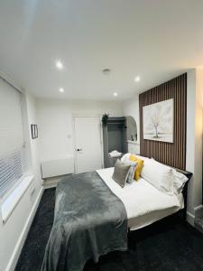 a bedroom with a large bed and a window at Yastayzzz Studio 2 Worcester House with Free Parking in Worcester