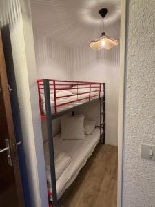 a bunk bed in a small room with a ceiling at appartement à Sainte Cecile in Camiers