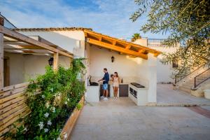 two people standing in the kitchen of a house at Casal Sikelio in Cassibile