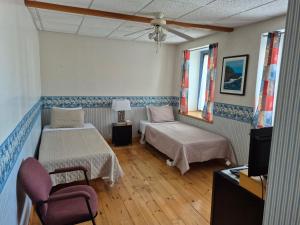 Llit o llits en una habitació de Hostellerie du Suroît