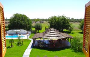 an overhead view of a gazebo and a pool at Apart Hotel La Bodega in San Rafael