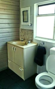 Kylpyhuone majoituspaikassa Ons Strandhuisie N5 in Pearly Beach