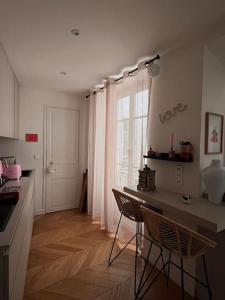 a kitchen with a table and chairs and a window at Appartement premium Hyper Centre in Ajaccio