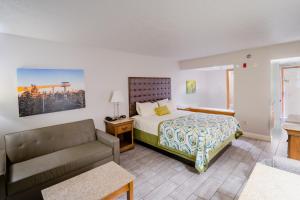 a hotel room with a bed and a couch at Accommodations By Willow Brook Lodge in Pigeon Forge +33 photos