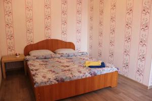 スィクティフカルにあるComfort Apartmentsのベッドルーム1室(木製ヘッドボード付きのベッド1台付)