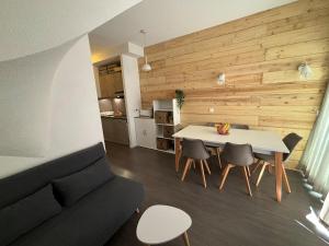 a kitchen and dining room with a table and chairs at Pied des pistes, piscine, jacuzzi in Flaine
