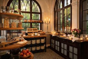 a room filled with lots of food on display at Romantik Hotel Schloss Reichenow in Reichenow