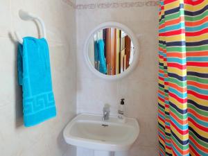 un baño con lavabo y espejo en El Varadero, en Igueste 9 fotos más