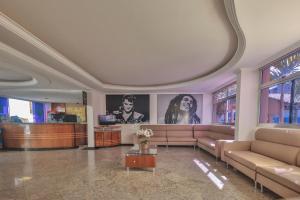 a living room with a couch and a table at Hot Star Thermas Hotel in Caldas Novas