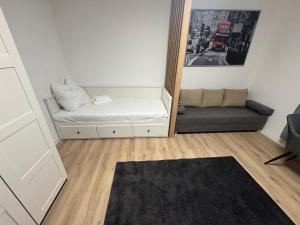 a small room with a couch and a mirror at Modern Compact Studio near Frankfurt in Karben
