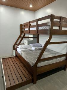 ein Schlafzimmer mit zwei Etagenbetten in einem Zimmer in der Unterkunft JB Inn in Migcanauay