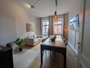 a living room with a table and a couch at Munich Apartment 110 qm with 3 Bedrooms very cetral location 1 to 10 Guests in Munich