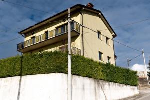 a building on top of a wall with ivy at Al Melograno in Aquilinia