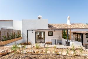 a house with a view of the backyard at Uma Casa Rural in Santa Bárbara de Nexe