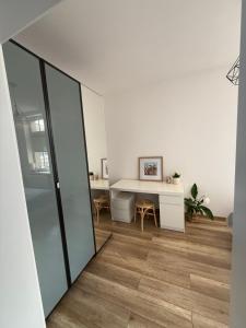 an open office with a desk and a table at Apartament Nowomiejska in Wałcz
