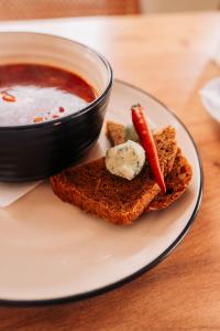ein Teller mit einer Schüssel Suppe und zwei Scheiben Toast. in der Unterkunft Маріна Драгобрат in Drahobrat + 152 Fotos