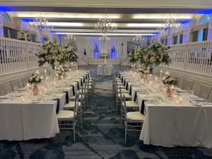ein Festsaal mit weißen Tischen und Stühlen und Blumen in der Unterkunft The Don CeSar in St Pete Beach + 64 Fotos