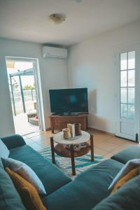 a living room with a couch and a coffee table at L'Escapade des Hauts location saisonnière avec jacuzzi in Le Tampon
