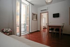 ラ・スペツィアにあるLa Giara del Centroのベッドルーム(テーブル、椅子付)、バルコニーが備わります。