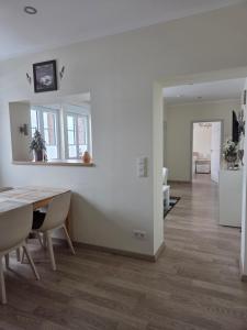 a living room with a dining room table and a kitchen at Harznester Schierke in Schierke