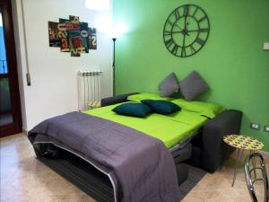 um quarto com uma cama com um relógio na parede em Casa Oria Friendly em Oria