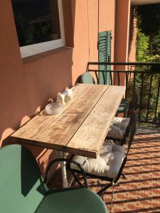 a wooden table with chairs on a patio at Il Vecchio Teatro in Biella