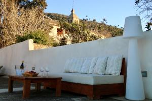 a couch and a table with wine glasses at MATER RANDA, piscina, vistas increíbles y barbacoa in Randa