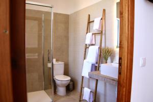 a bathroom with a toilet and a shower and a sink at MATER RANDA, piscina, vistas increíbles y barbacoa in Randa +42 photos