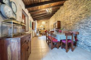 a kitchen and dining room with a table and chairs at Aldea A Paínza in Arzúa