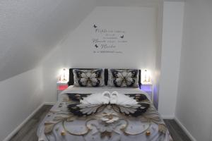 a bedroom with a bed with a sign on the wall at Gemütliche Wohnung in Mendig in Mendig
