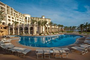 Bazén v ubytování Stella Di Mare Beach Hotel & Spa nebo v jeho okolí