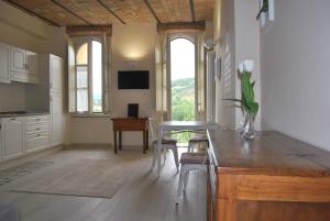 eine Küche und ein Esszimmer mit Tisch und Stühlen in der Unterkunft Suites Bobbio in Bobbio