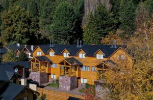 an aerial view of a large wooden house at Apart del Faldeo in San Martín de los Andes