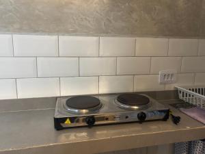a stove top with two burners on a counter at Mini Studio Villaggio juquehy in São Sebastião +12 photos