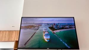 a television screen with a picture of a boat in the water at Nuevo y moderno departamento Quito Norte in Quito +7 photos