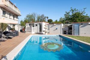 a swimming pool in a yard with a house at Abetos Panxon in Nigrán