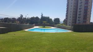 a small swimming pool in a grassy yard at Fortezuelo - Ventisquero San Rafael in Viña del Mar