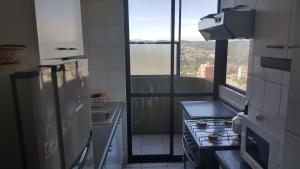 a small kitchen with a stove and a window at Fortezuelo - Ventisquero San Rafael in Viña del Mar