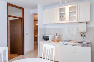 Kuchyňa alebo kuchynka v ubytovaní MI Apartment