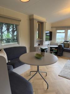 ein Wohnzimmer mit einem Tisch und einem Sofa in der Unterkunft Eastington in Lapford